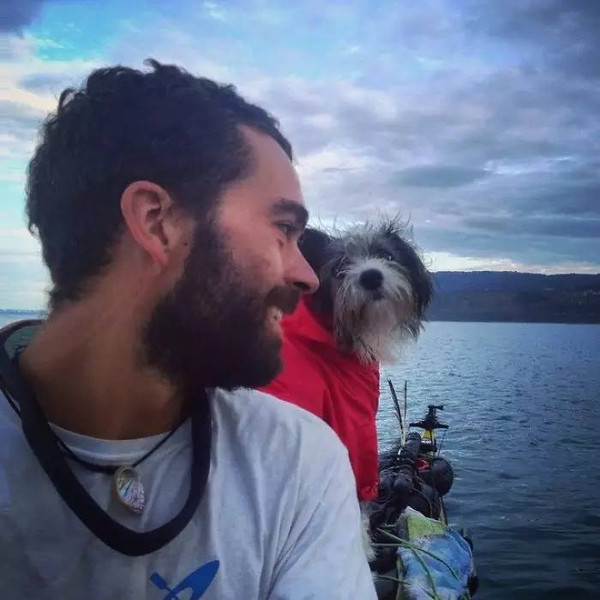 辞职沿着地中海划船旅行,一人,一狗,一世界。