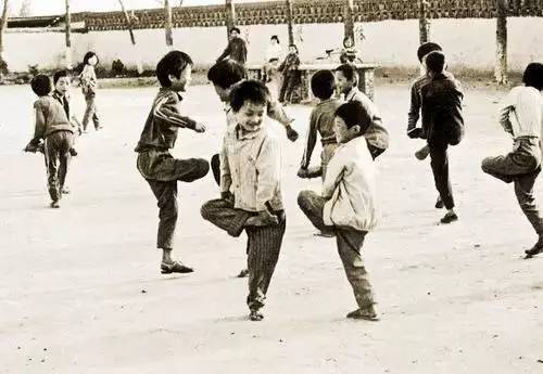 一根铁环圈起来的友谊 60年代,学校组织召开儿童节大会,同学们出节目