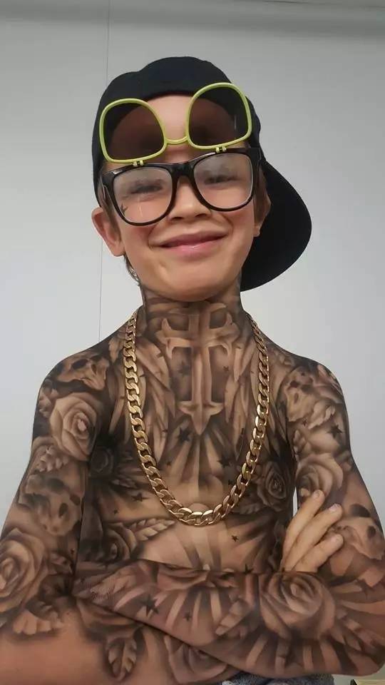 这位纹身师让新西兰饱受病痛折磨的孩子们 都变成了