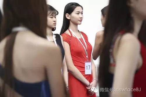 2014华谊新面孔影视模特大赛经过休闲装,泳装,晚装及才艺等多个环节的