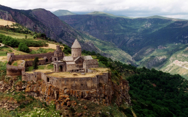 相传《圣经》中拯救全人类的诺亚方舟正是停靠于亚美尼亚的亚拉腊山脚