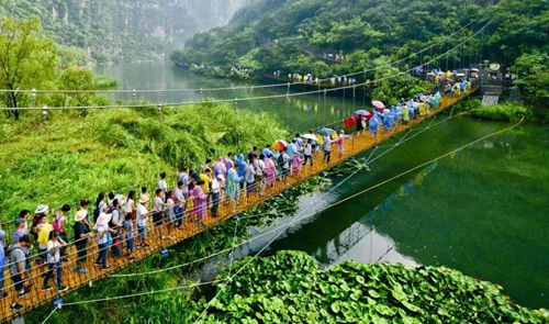 旅游 正文 端午节期间,凡在网上预订青天河景区门票的游客在换取网络