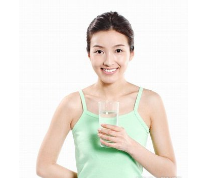 减肥也要正确的喝水哦 正确喝水可以瘦的更快