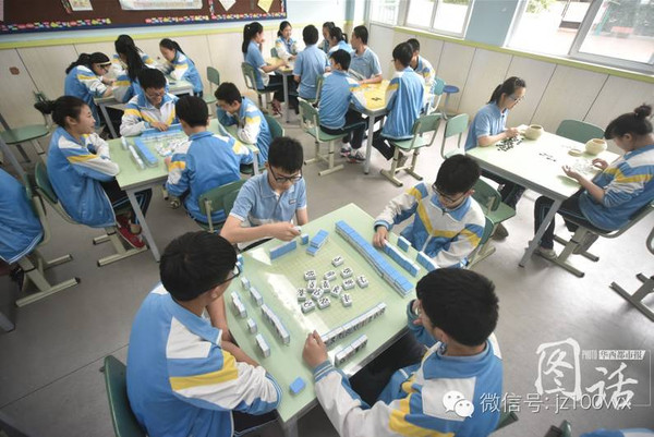 初三学生集体在教室打麻将!不仅减压还能学英