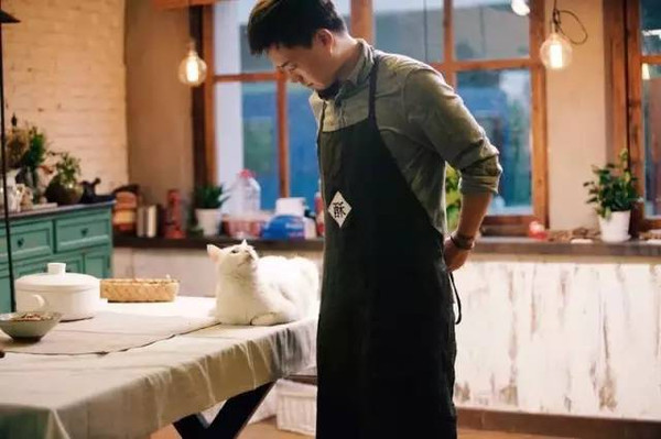 姜老刀每天做饭,还养了一只叫酥饼的猫