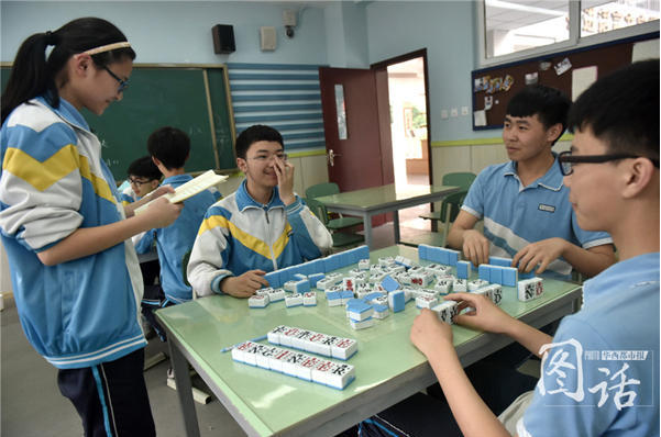 四川中学校长鼓励学生在课堂上打麻将,厉害!