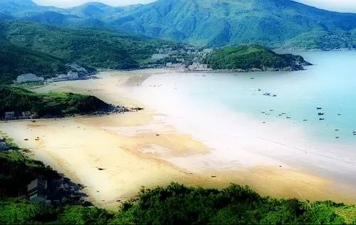 地址:平阳县南麂岛12西湾金沙沙滩西湾金沙沙滩沙细色纯,沙滩与礁石