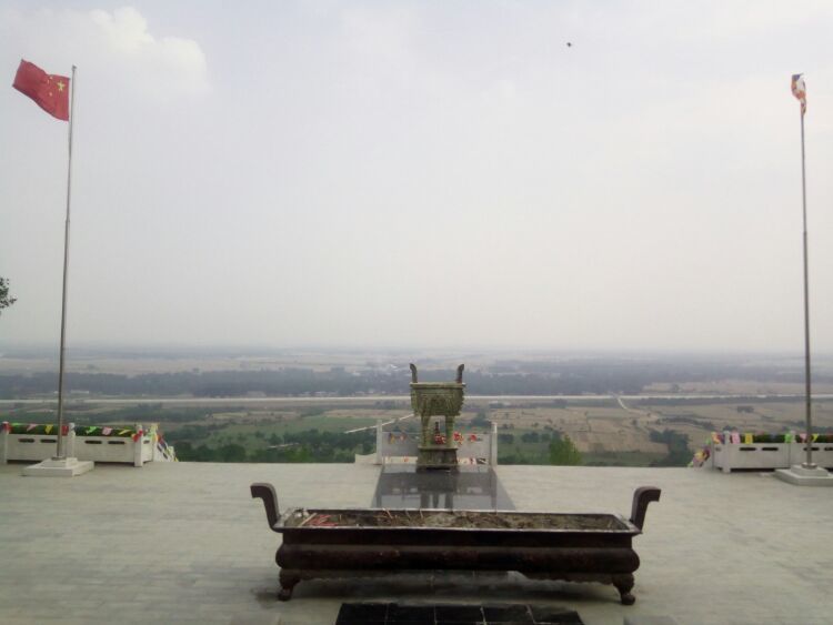 大悲禅寺坐落于禹州市西南七公里处的三峰山东峰的南麓,俯瞰清澈的南