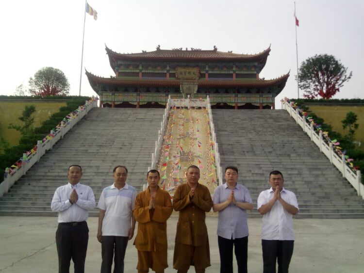 局长登临三峰山大悲禅寺道路宽