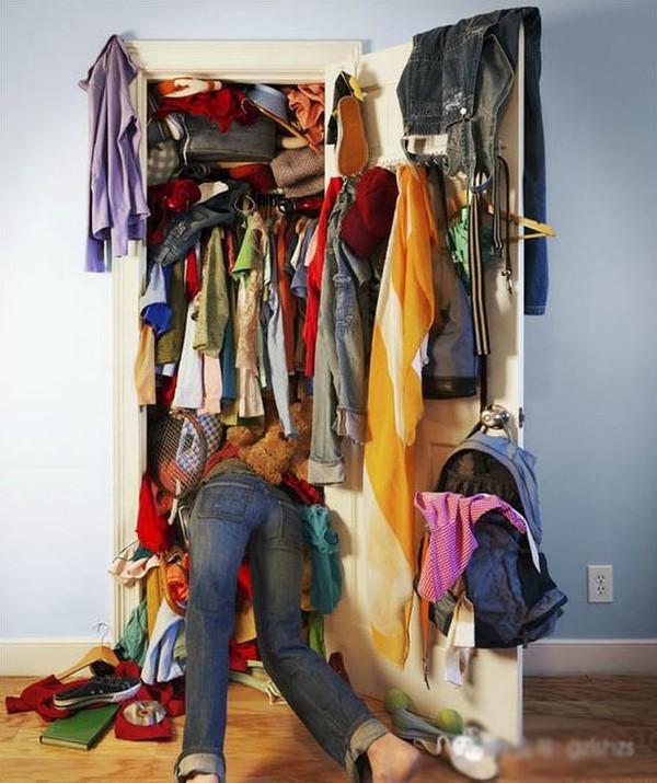 每到换季的时候 衣柜总是乱七八糟 难以直视 每一次出门前找衣服都