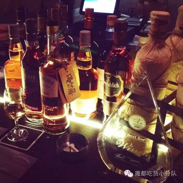 所有的酒瓶和装饰都是仿造实验室装置而来