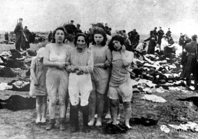 犹太妇女被残害前,如何被扯掉衣服剥夺尊严