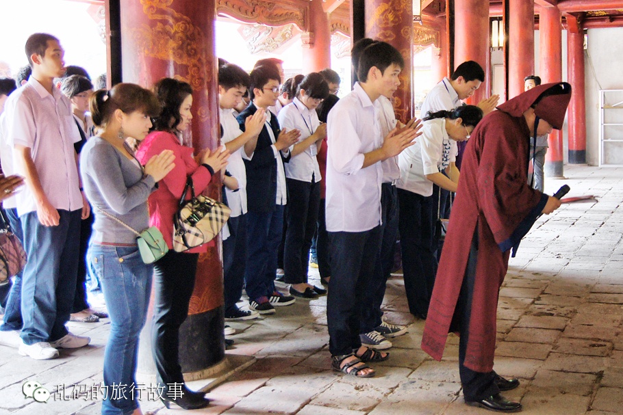 则仕的观念早已深入人心,每个考生都盼着考上大学将来做官光宗耀祖