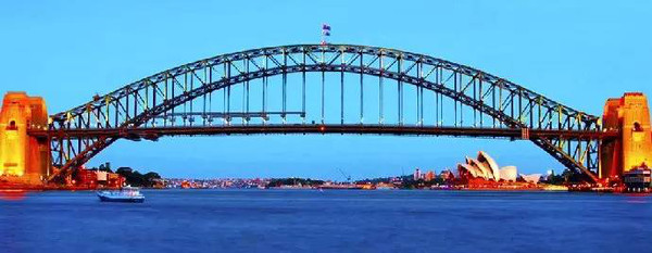 植物公园麦考里夫人椅子远眺世界著名的 悉尼歌剧院以及 悉尼海港大桥