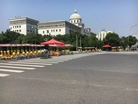 太任性!艾溪湖大桥边居然有人把生意做到了斑马线上