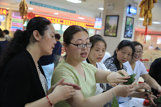 郑州市儿童医院举办职工包粽子比赛