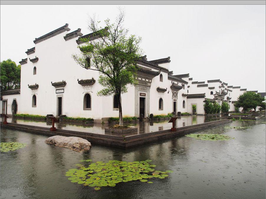 到长荡湖水城的时候,天上下着绵绵密密的雨,远山近水都笼罩在