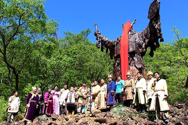 鄂伦春萨满塑像在达尔滨湖国家森林公园四方山落成