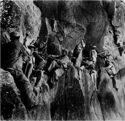 修建川藏公路的筑路战士在怒江两岸的悬崖陡壁上开山修路(1954年资料