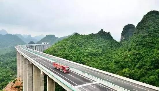 崇靖高速公路是一条可媲美思小高速的景观路,沿途美景不断:德天瀑布