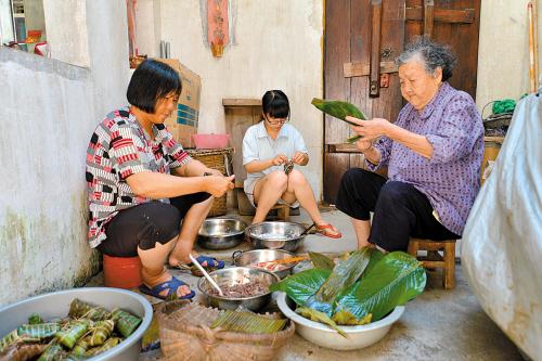 每年五月初,中国农村家家都要浸糯米,洗粽叶,包粽子,其花色品种更为