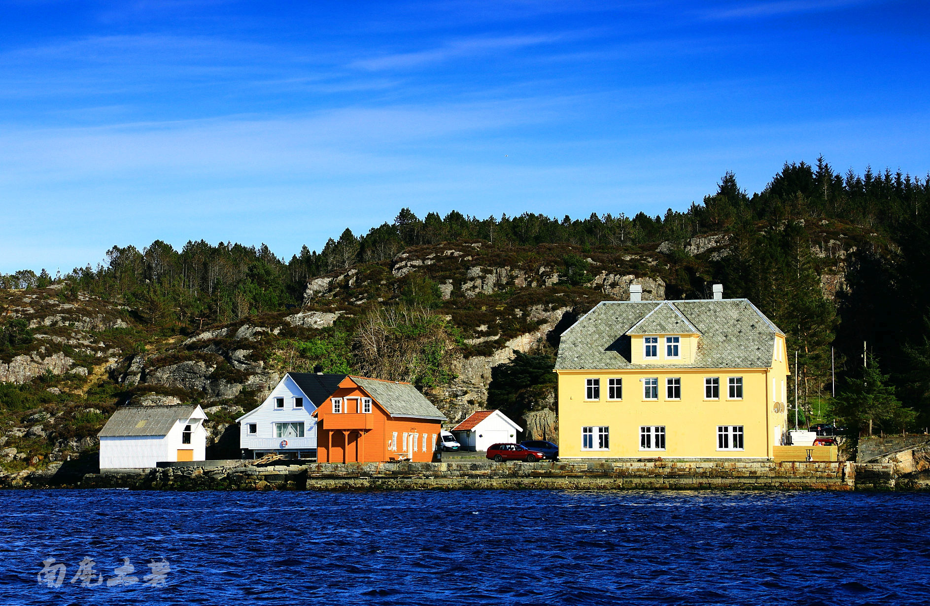 挪威峡湾地区夺人眼球的极简民居
