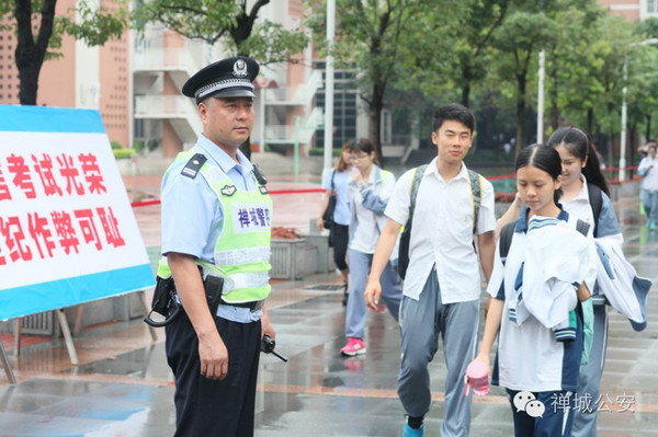 是一名巡警,今天他在佛山二中保卫高考,而他的儿子在南海九江中学参加