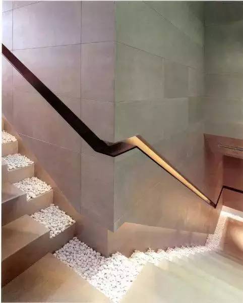 瞬间让客厅活起来 白色鹅卵石看起来让人心情愉悦 走在这样的楼梯上