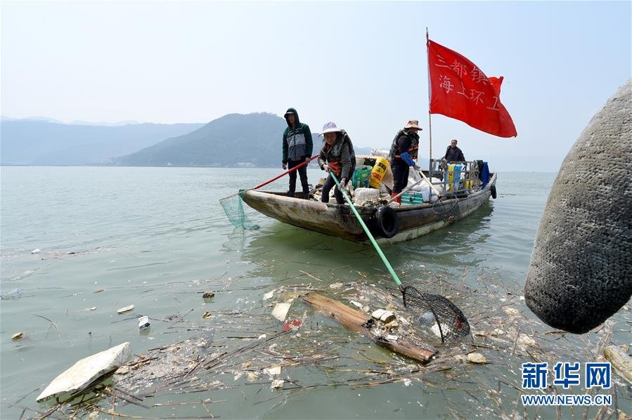 海漂垃圾覆盖海滩 保洁人员每年清理数千吨