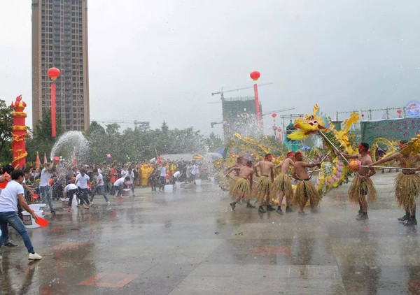 在平塘"水龙"在舞龙者的狂舞下,穿过大街小巷,接受市民泼水"洗礼.