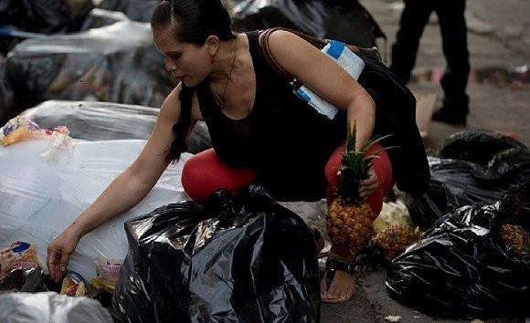 委内瑞拉演绎经济崩溃现状 中产也不一定吃的