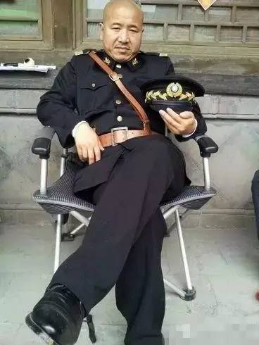 是王小利首次出演的谍战剧,他在剧中饰演凤城汪伪警察局局长卫世坤