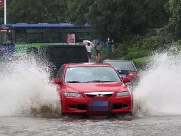 夏季雨水多,如何驾驶爱车过水路