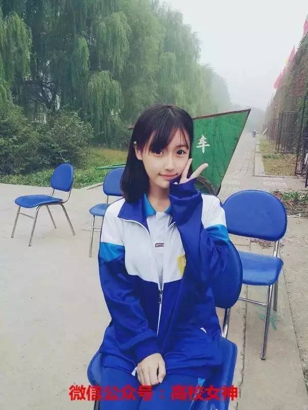 范冰冰晒校服照自称校花,刘亦菲比她清纯一万倍!