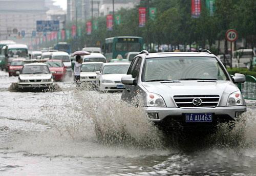 夏季雨水多,如何驾驶爱车过水路