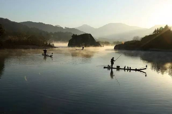 晓雾将歇,猿鸟乱鸣;夕日欲颓,沉鳞竞跃.