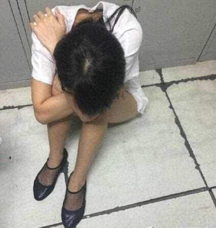 不穿内衣被摸_不准美女穿内衣图片