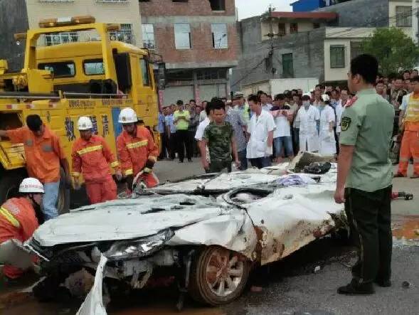 GDP包括车祸吗_车祸现场图片(2)