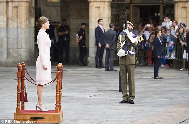 西班牙王后莱蒂齐亚检阅工程兵部队，誓言反恐