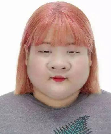 韩国一位胖姑娘把自己的证件照传到网路,希望大神帮她