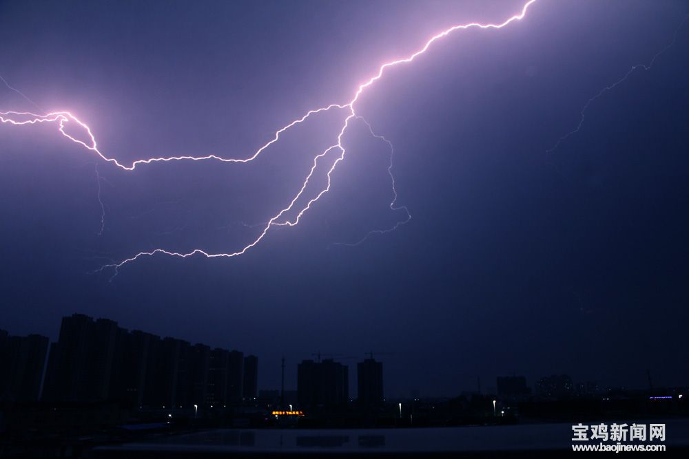 震撼实拍!闪电绽放宝鸡上空