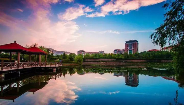中国十大最美校园之一 中国海洋大学现有崂山,鱼山和浮山三个校区