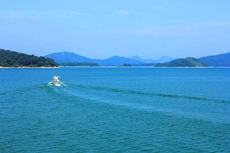 薄山湖风景区是国家级的森林公园,周围群山环抱,峰峦隐现,山谷湖泊