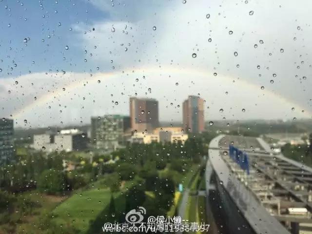 北京一半晴天一般下雨!还有双彩虹!