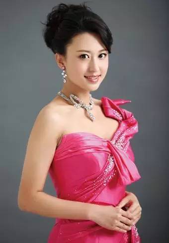 中国台湾女演员,歌手,导演,编剧,制片人,毕业于台北美国学校.