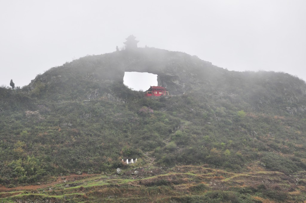 旅游 正文    仙桥山位于瓮安县城西南的望洞村,雄峙于南北伸展的长岭