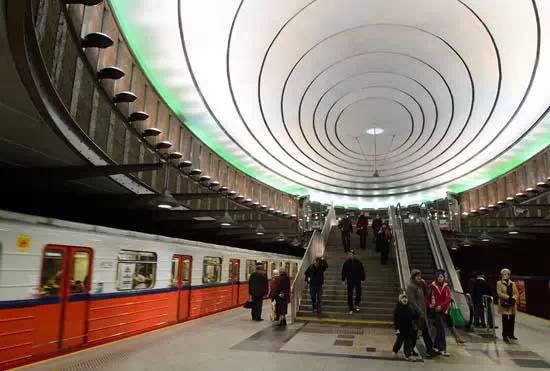 10,不同的光线交替,让你抬头看一眼有天旋地转感觉的波兰华沙地铁
