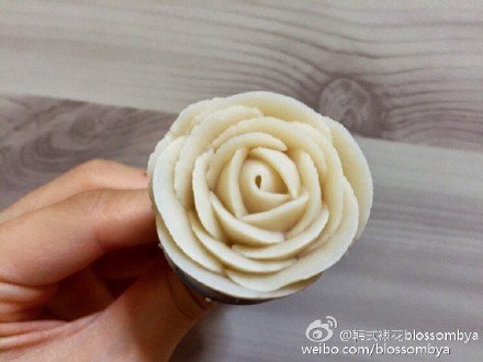 【韩式裱花蛋糕】抹面和裱玫瑰花教程!