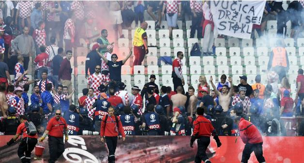 克罗地亚球迷大闹欧洲杯,扔烟火鞭炮导致比赛