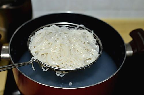 煮鸡蛋,将煮好的米粉码在碗中,配青菜,煮蛋,浇上牛肉和汤汁,撒香菜,白